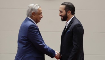 El mandatario de El Salvador, Nayib Bukele (d), saluda a su homólogo de México, Andrés Manuel López Obrador, en San Salvador. EFE/Rodrigo Sura