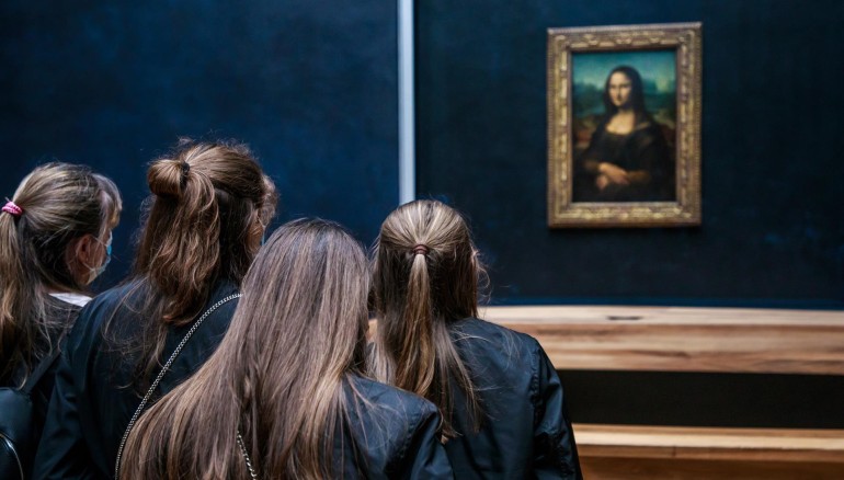 Visitantes en la sala del Museo del Louvre donde se expone la Gioconda, en una imagen de archivo. EFE/EPA/CHRISTOPHE PETIT TESSON