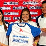 Carmen Vides, gerente de mercadeo de Alianza; Maricela Arévalo, jefa de marca de Artribión; y el jugador de Alianza FC, Henry Romero. Foto Alianza FC.