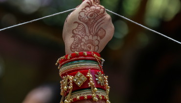 Mumbai (India), 14/06/2022.- A woman holds a thread as Hindu married women perform rituals around a banyan tree during the Vat Savitri (also called Vat Purnima) festival in Bhayander, outskirts of Mumbai, India, 14 June 2022. Hindu married women celebrate the day by fasting and worshiping the tree, wishing their husbands a long and healthy life. EFE/EPA/DIVYAKANT SOLANKI