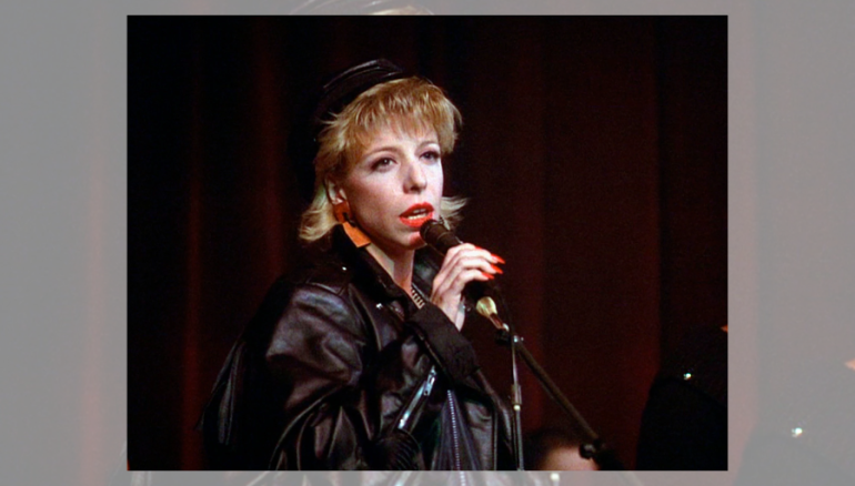 Julee Cruise cantando 'Falling' en el episodio piloto de la serie 'Twin Peaks' (1990). CBS PHOTO ARCHIVE (GETTY IMAGES)
