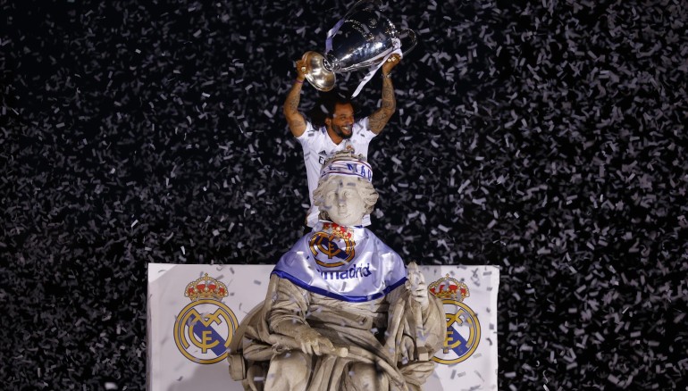 Capitán del Real Madrid Marcelo Vieira durante la celebración con los aficionados de su victoria en la final de la Liga de Campeones. Foto: EFE/Sergio Pérez