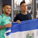 Joshua Pérez (i) posa con la bandera de El Salvador. /Captura de pantalla