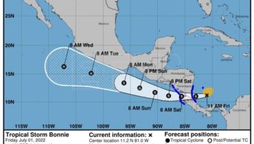 Imagen cedida por la Administración Nacional de Océanos y Atmósfera (NOAA) de Estados Unidos a través del Centro Nacional de Huracanes (NHC) donde se aprecia el pronóstico de cinco días del paso de la tormenta tropical "Dos" por Centroamérica. EFE/ NOAA-NHC