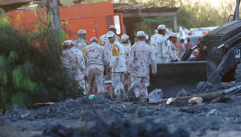 Soldados del Ejercito Mexicano trabajan en el rescate de 10 mineros atrapados en la zona donde se encuentran, en el municipio de Sabinas (México). EFE/ Antonio Ojeda