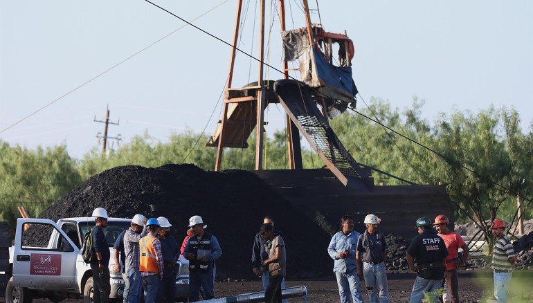Varias personas trabajan en el rescate de 10 mineros atrapados en la zona donde se encuentran, en el municipio de Sabinas (México). Foto: EFE/ Antonio Ojeda