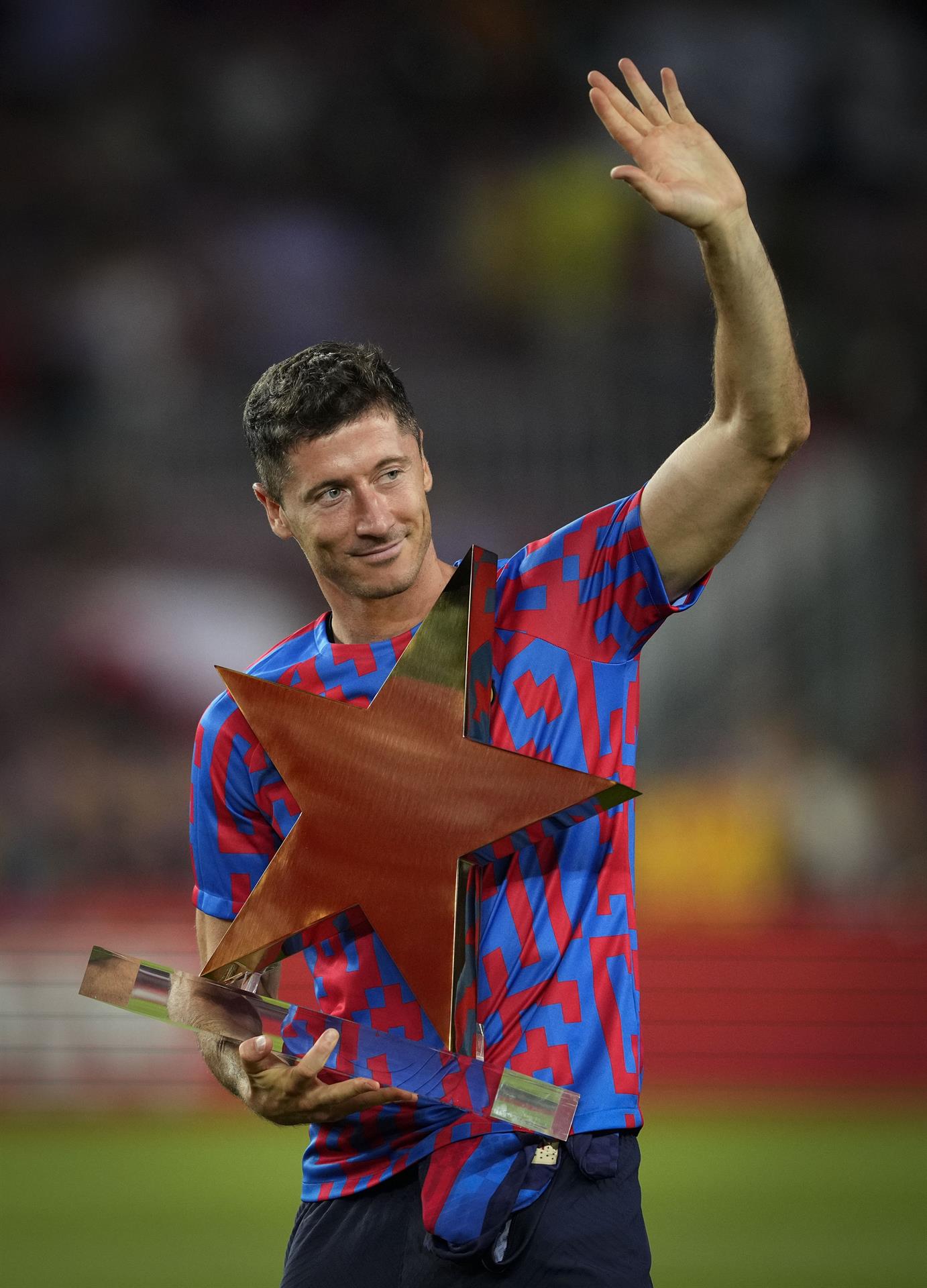 Robert Lewandowski posa con el trofeo al Mejor Jugador del Partido, al término del Trofeo Joan Gamper ante Pumas disputado este domingo en el Camp Nou. EFE