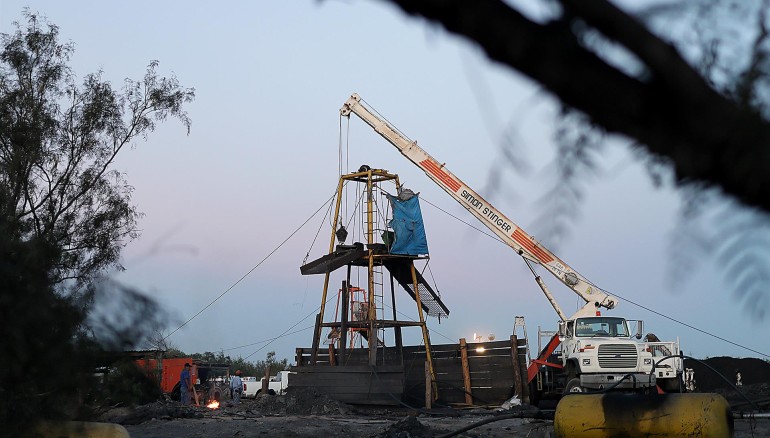 Vista de una grúa como apoyo para el rescate hoy de los mineros atrapados tras el derrumbe de una mina de carbón en el municipio de Sabinas, estado de Coahuila (México). EFE