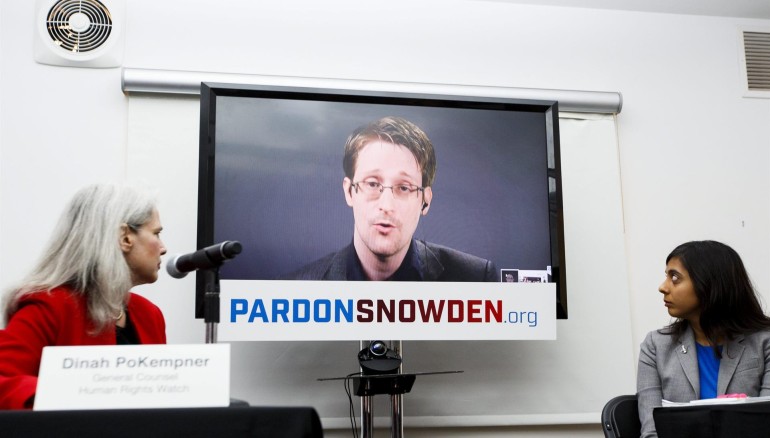 Una pantalla muestra al exanalista de la CIA Edward Snowden en videoconferencia desde Moscú durante una rueda de prensa en Nueva York en septiembre de 2016. Foto: EFE/Justin Lane