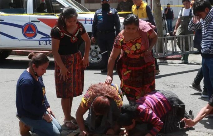 Familiares exclaman el nombre de sus familiares entre el llanto. (Foto Prensa Libre: María José Bonilla)