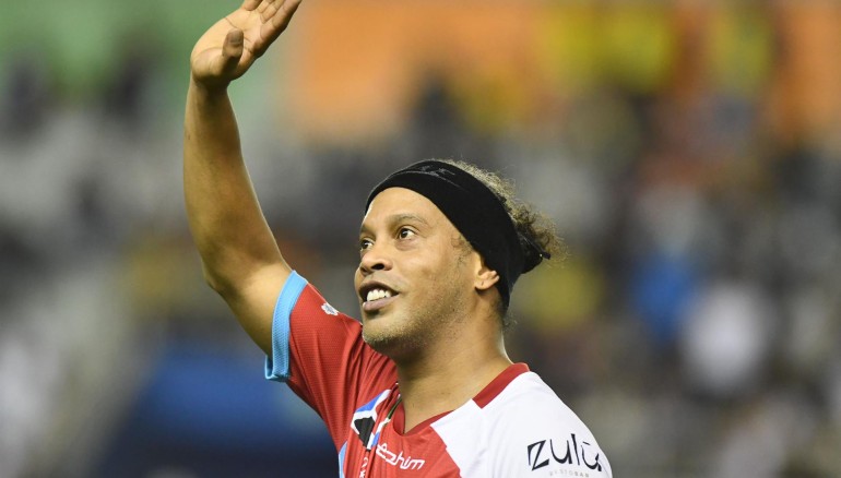 El exfutbolista brasileño Ronaldinho Gaúcho fue registrado este sábado, 24 de septiembre, al saludar, durante un partido de exhibición en el marco del torneo infantil Sur Cup Internacional, en el Estadio Jocay, en Manta (Ecuador). Foto: EFE/Ariel Ochoa