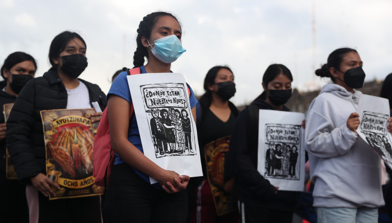 MEX5075. CIUDAD DE MÉXICO (MÉXICO), 26/09/2022.- Activistas, familiares y compañeros de los 43 estudiantes desaparecidos de la Escuela Normal "Isidro Burgos" de Ayotzinapa se manifiestan hoy en Ciudad de México (México). La marcha por el octavo aniversario de los 43 normalistas desaparecidos de Ayotzinapa inició este lunes desde el Ángel de la Independencia hasta llegar al Zócalo de la capital mexicana. "No nos van a callar", aseguraron los padres de los jóvenes. EFE/ Sáshenka Gutiérrez