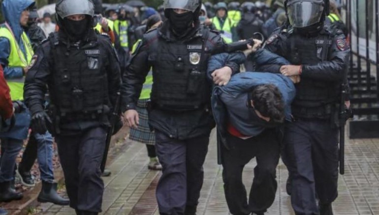 Policías rusos detienen a una persona que participa en una protesta no autorizada contra la movilización militar parcial de Rusia debido al conflicto en Ucrania, en el centro de Moscú /EFE/Maxim Shipenkov.