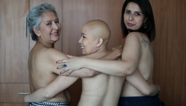 MEX7096. CIUDAD DE MÉXICO (MÉXICO), 19/10/2022 - Angeles Arreola (i), Lorena Estrada (c) y Sandra Monrroy (d) pacientes con cáncer de mama posan para fotos el 17 de octubre de 2022 en Ciudad de México (México). Sandra, Lorena y María Ángeles pertenecen a generaciones muy distintas. Las tres son pacientes oncológicas, las tres pasaron por una mastectomía sin reconstrucción y las tres están convencidas de que el cáncer de mama necesita mucho más que un mes con lazos rosas y conferencias positivas que hacen referencia a lo "guerreras" que son. EFE/Sáshenka Gutiérrez