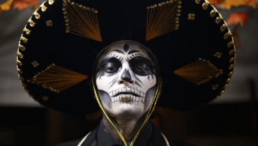 AME9374. SANTA TECLA (EL SALVADOR), 29/10/2022.- Comerciantes y pobladores participan en un festival de Catrinas, como parte de las celebraciones del Día de Muertos, hoy, en Santa Tecla (El Salvador). EFE/Rodrigo Sura