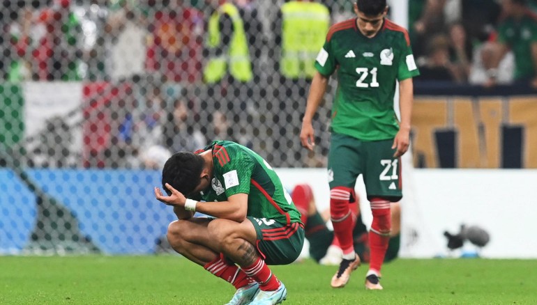 Los jugadores de México se lamentan tras la eliminación /EFE/Neil Sala.