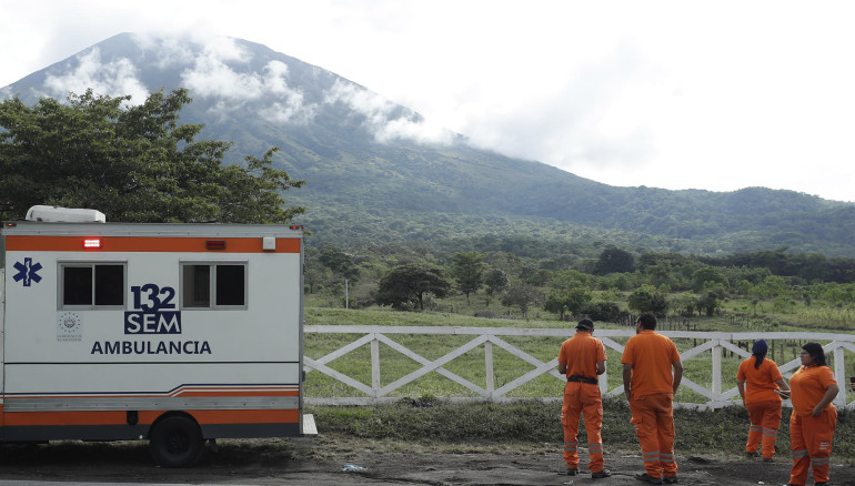 Un grupo de paramédicos observan el volcán Chaparrastique hoy, en San Jorge (El Salvador). EFE/Rodrigo Sura
