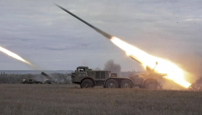 Captura de un video que muestra los sistemas de cohetes de lanzamiento múltiple 'Hurricane' rusos disparando en una ubicación no revelada en la región de Donetsk, al este de Ucrania. EFE/EPA/MINISTERIO DE DEFENSA DE RUSIA