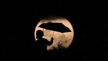 -FOTODELDIA- EA2303. SÍDNEY (AUSTRALIA), 08/11/2022.- La silueta de un niño ante la luna durante la noche del 7 de noviembre, un día antes del eclipse de luna total, en el parque Stanwell en Sídney, Australia. EFE/ Dean Lewins