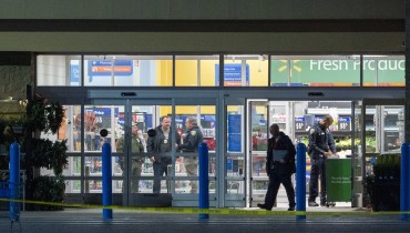 Agentes de policía trabajan en la escena de un tiroteo masivo en el Walmart Supercenter en Chesapeake, Virginia, este 23 de noviembre de 2022.EFE/EPA/Shawn Thew