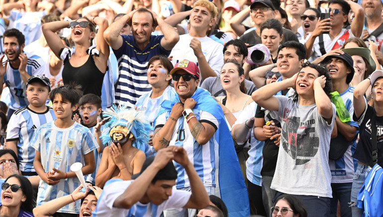 Aficionados argentinos alientan hoy a su seleccionado nacional durante un partido contra Polonia por el Grupo C del Mundial de Qatar 2022, en un fan fest en Buenos Aires (Argentina). EFE/Matías Martín Campaya