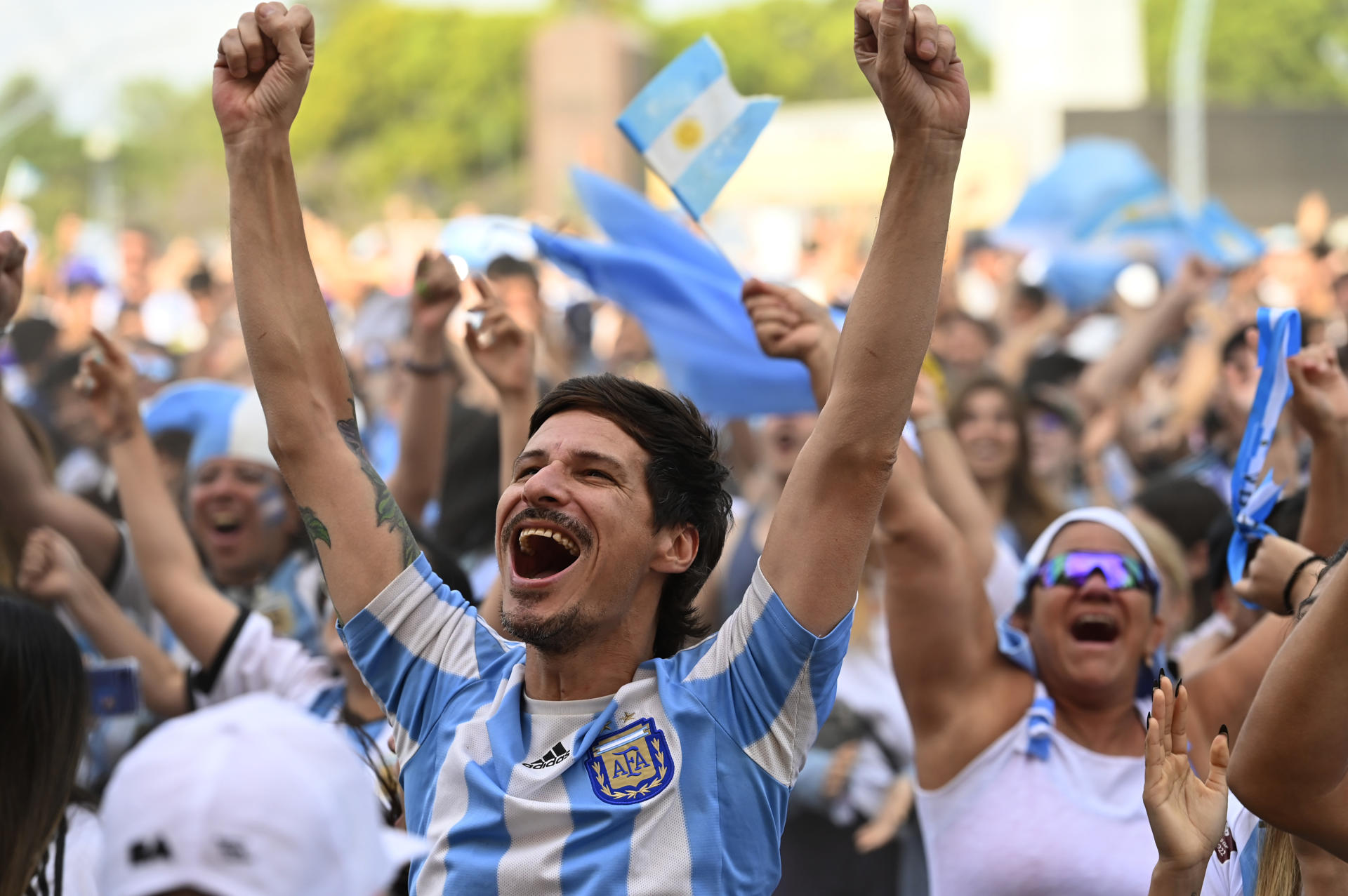 Aficionados argentinos celebran hoy el triunfo de su seleccionado nacional contra Polonia y la clasificación a octavos de final del Mundial de Qatar 2022, en un fan fest en Buenos Aires (Argentina). EFE/Matías Martín Campaya