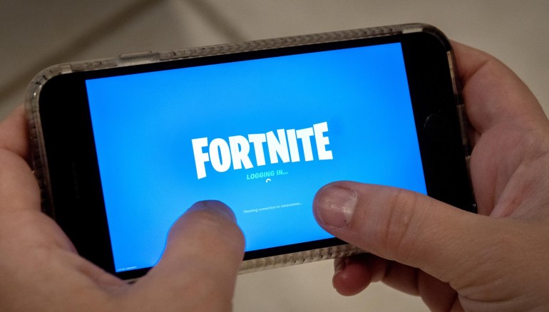 Imagen de archivo de una persona juega Fortnite en un iPhone en Miami, Florida, EE. UU. EFE/CRISTOBAL HERRERA-ULASHKEVICH