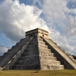 Fotografía de archivo fechada el 20 de marzo de 2021 de la pirámide de Kukulkán en la zona arqueológica de Chichen Itzá, en Mérida estado de Yucatán (México). EFE/Cuauhtémoc Moreno