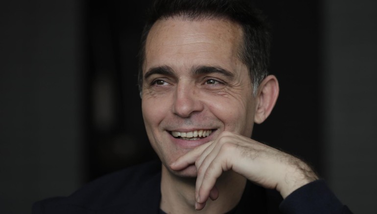 El actor y escritor español Pedro Alonso, conocido por su papel como "Berlín" en la serie televisiva "La Casa de Papel", sonríe durante una entrevista con Efe el 28 de abril de 2022 en Bogotá. EFE/ Carlos Ortega
