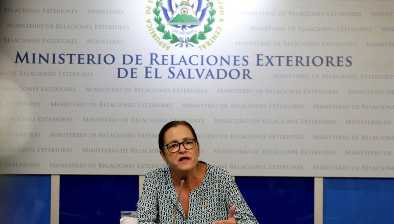 Fotografía de archivo en la que se registró a la canciller de El Salvador, Alexandra Hill, durante una conferencia de prensa, en San Salvador (El Salvador). EFE/Rodrigo Sura