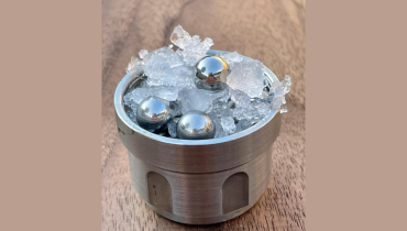 Un recipiente a -200 grados y unas bolas de acero para fresar el hielo normal son parte del equipo usado para lograr el MDA. EFE/Christoph Salzmann/UCL