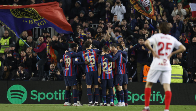 Los jugadores del FC Barcelona celebran el gol de su equipo junto a las gradas durante el partido de la jornada 20 de LaLiga que FC Barcelona y Sevilla FC disputaron en el Camp Nou. EFE/ Toni Albir