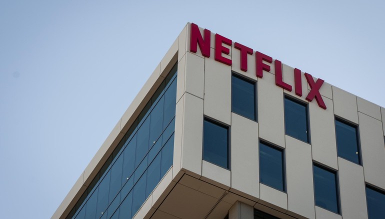 Vista del logo de Netflix en uno de los edificios de la compañía en Los Ángeles (EE.UU). en una fotografía de archivo. EFE/Christian Monterrosa
