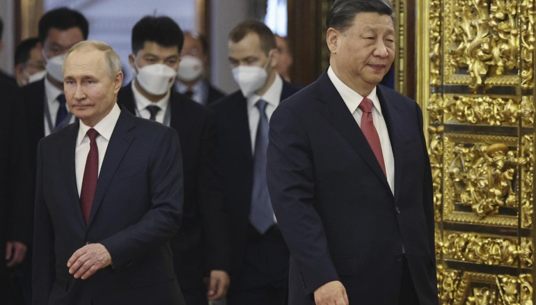 El presidente chino, Xi Jinping (D), y el presidente ruso, Vladimir Putin, ingresan a una sala para asistir a las conversaciones Rusia-China en Moscú este 21 de marzo. EFE/EPA/MIKHAIL TERESCHENKO / SPUTNIK / KREMLIN POOL