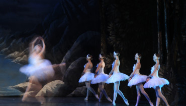 MEX9084. PACHUCA (MÉXICO), 08/03/2023.- Bailarines del Moscow State Ballet presentan "El lago de los Cisnes", en la sede del auditorio Gota de Plata, el 7 de marzo de 2023, en Pachuca (México). La compañía Moscow State Ballet, de Liudmila Titova, presenta una puesta en escena basada en las tradiciones del ballet clásico ruso en el marco de la gira que realizan en México. EFE/ David Martínez Percastre