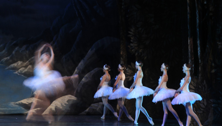 MEX9084. PACHUCA (MÉXICO), 08/03/2023.- Bailarines del Moscow State Ballet presentan "El lago de los Cisnes", en la sede del auditorio Gota de Plata, el 7 de marzo de 2023, en Pachuca (México). La compañía Moscow State Ballet, de Liudmila Titova, presenta una puesta en escena basada en las tradiciones del ballet clásico ruso en el marco de la gira que realizan en México. EFE/ David Martínez Percastre
