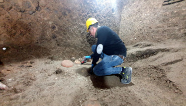 Los arqueólogos han descubierto nuevos artefactos arqueológicos de gran valor contextual, como vasos y vajillas, en el yacimiento de Pompeya (sur), la ciudad sepultada por el volcán Vesubio hace dos milenios, concretamente en una zona saqueada por los contrabandistas durante años y ahora recuperada y excavada legalmente. EFE/Parque Arqueológico de Pompeya***SOLO USO EDITORIAL/SOLO DISPONIBLE PARA ILUSTRAR LA NOTICIA QUE ACOMPAÑA (CRÉDITO OBLIGATORIO)***