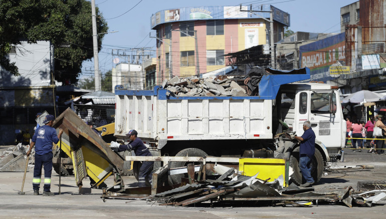 Trabajadores municipales remueven escombros como parte de las labores de reordenamiento del centro de la ciudad, hoy en San Salvador (El Salvador). EFE/Rodrigo Sura