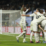 Los jugadores del Real Madrid celebran tras marcar ante el Liverpool, en el estadio Santiago Bernabéu, en Madrid. EFE/Rodrigo Jiménez