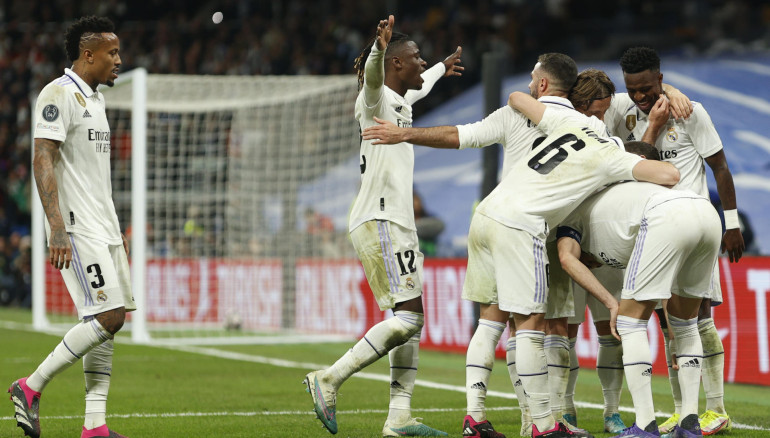 Los jugadores del Real Madrid celebran tras marcar ante el Liverpool, en el estadio Santiago Bernabéu, en Madrid. EFE/Rodrigo Jiménez