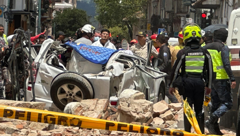 Personas observan los daños ocasionados por el sismo de magnitud 6,5 en la escala abierta de Richter, el 18 de marzo de 2023, en la ciudad de Cuenca (Ecuador). EFE/Robert Puglla