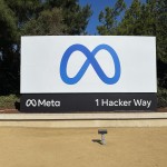 Fotografía de archivo en la que se registró el logo de Meta, el conglomerado tecnológico que agrupa a Facebook, Instagram y WhatsApp, en la entrada de su sede principal, en Menlo Park (California, EE.UU.) EFE/John G. Mabanglo