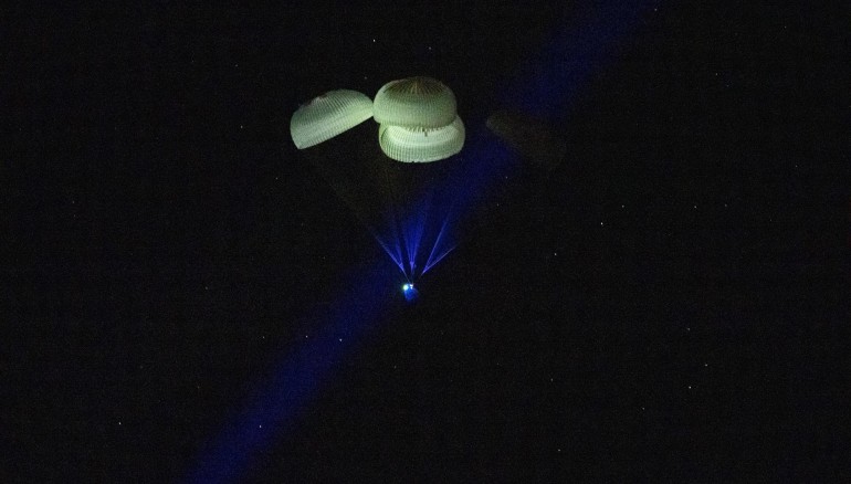 Una foto proporcionada por la NASA muestra la nave espacial SpaceX Dragon Endurance mientras aterriza con los astronautas de la NASA Nicole Mann y Josh Cassada, el astronauta de la Agencia de Exploración Aeroespacial de Japón (JAXA) Koichi Wakata y la cosmonauta de Roscosmos Anna Kikina a bordo en el Golfo de México frente a la costa. de Tampa, Florida, EE.UU., 11 de marzo de 2023. EFE/EPA/NASA/Keegan Barber