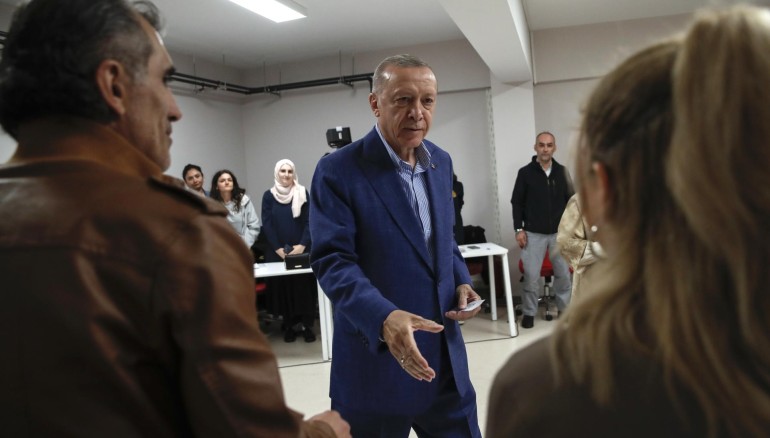 El presidente turco, Recep Tayyip Erdogan, ganador de las elecciones de este domingo, vota en Estambul. EFE/EPA/MURAD SEZER / POOL