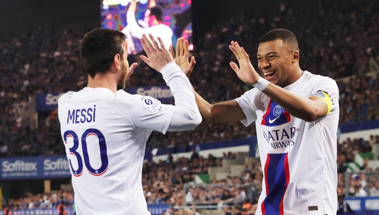 Messi y Mbappe celebran el gol del PSG ante el Estrasburgo. EFE/EPA/TERESA SUAREZ