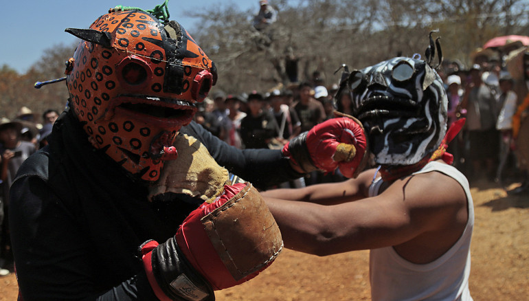 MEX3907. CHILAPA DE ALVAREZ (MÉXICO), 02/05/2023.- Personas participan en "La Pelea del Jaguar" hoy, en el municipio de Chilapa de Alvarez, estado de Guerrero (México). Con llamativos atuendos, mascaras de jaguar y guantes de piel o de boxeo, pobladores de la comunidad de Acatlán, escenifican la pelea de tecuanes, rito prehispánico que comprende ritos, rezos, procesiones y danzas para que haya fertilidad en la tierra y abundantes cosechas; entre más fuertes sean los golpes, más lluvia caerá en beneficio de la comunidad. EFE/ José Luis de la Cruz