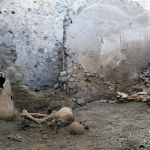 Dos esqueletos de habitantes de Pompeya hallados en una excavación. EFE/Área Arqueológica de Pompeya