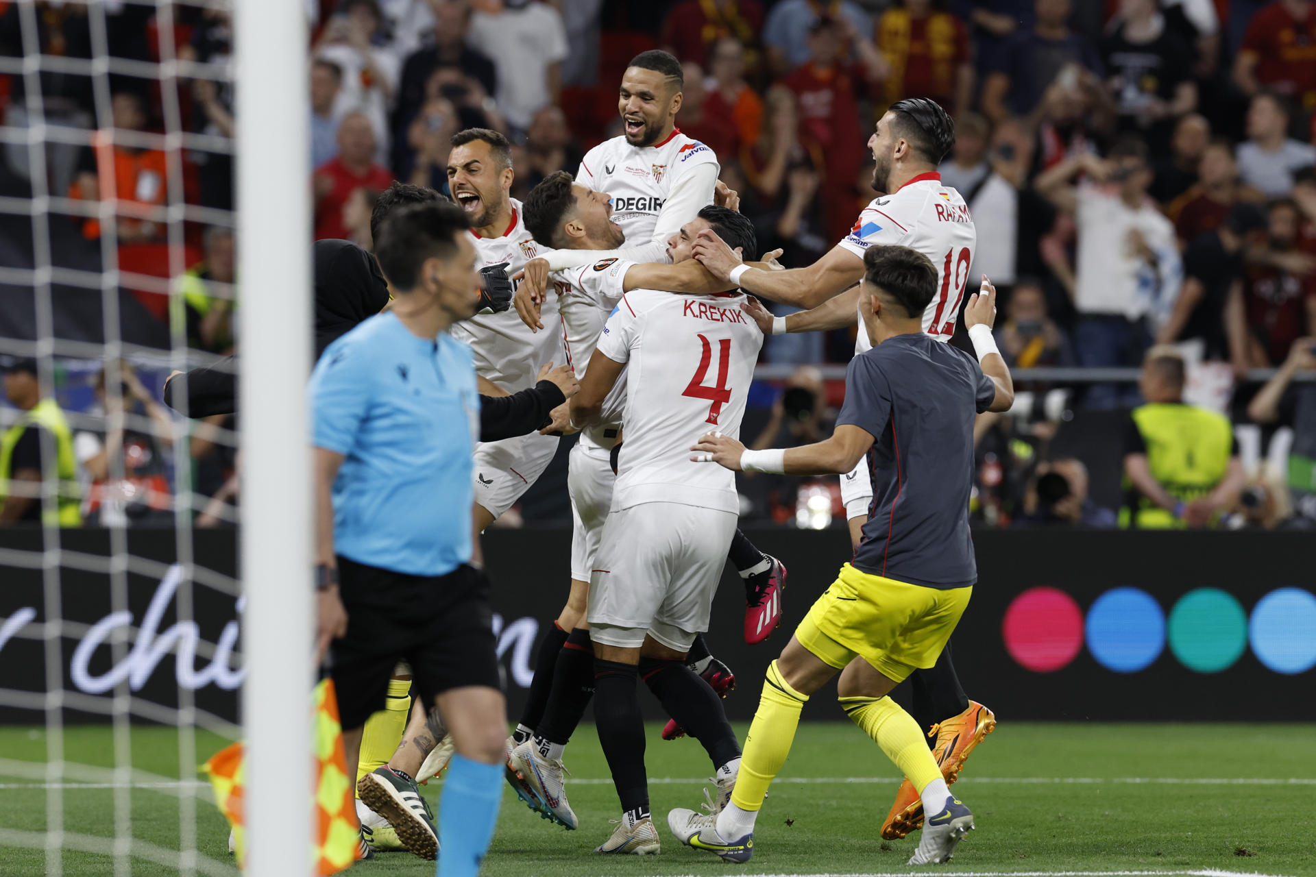 - Los jugadores del Sevilla celebran el último gol conseguido en la tanda de penaltis para proclamarse campeones de la Europa League en el encuentro que han disputado este miércoles frente a la Roma en el Puskas Arena de Budapest (Hungría). EFE/ Julio Muñoz.