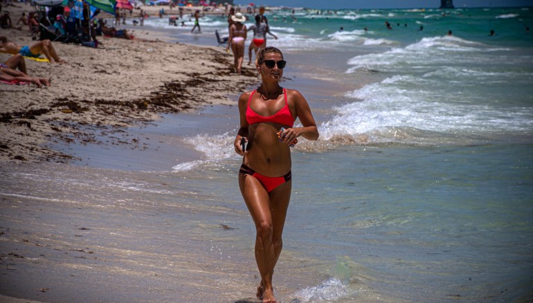 Fotografía de archivo en la que se registró a una mujer corriendo, durante un día soleado, en una playa de Miami Beach (Florida, EE.UU.). EFE/Giorgio Viera