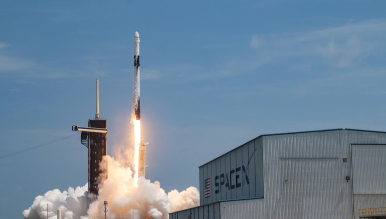 Fotografía cedida por SpceX donde se muestra al cohete Falcon 9 despegando hoy en el Centro Espacial Kennedy de la NASA en Florida (EEUU). EFE/SpaceX